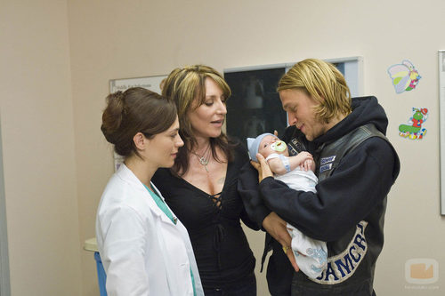 Charlie Hunnam y Katey Sagal con un bebé en 'Hijos de la Anarquía'