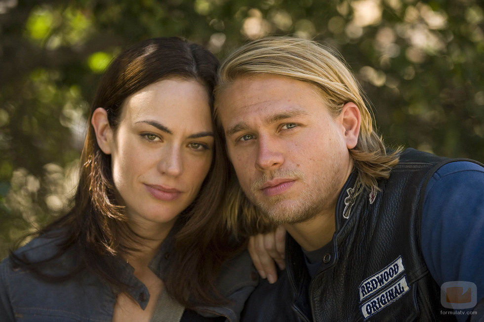 Charlie Hunnam y Maggie Siff