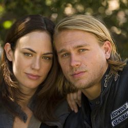 Charlie Hunnam y Maggie Siff