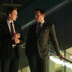 Mike Ross (Patrick J. Adams) y Harvey Specter (Gabriel Macht)