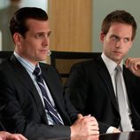 Los personajes Harvey Specter y Mike Ross en 'Suits: La clave del éxito'
