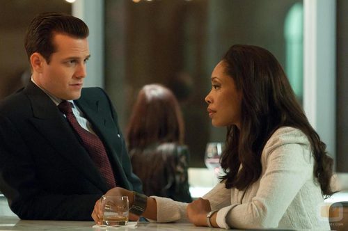 Harvey Specter (Gabriel Macht) con Jessica Pearson (Gina Torres)