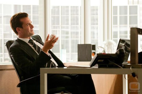 Harvey Specter (Gabriel Macht) en su despacho