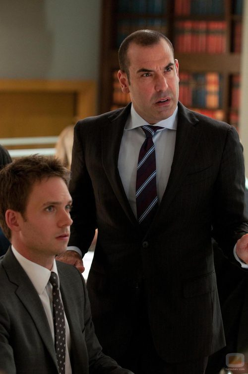 Louis Litt junto a Mike Ross