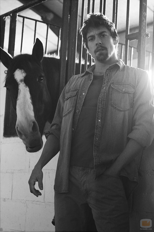 Adrián Lastra posa con un caballo