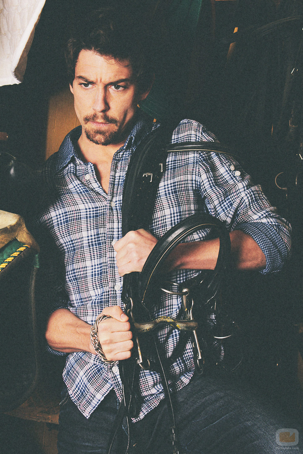 Adrián Lastra se prepara para montar a caballo