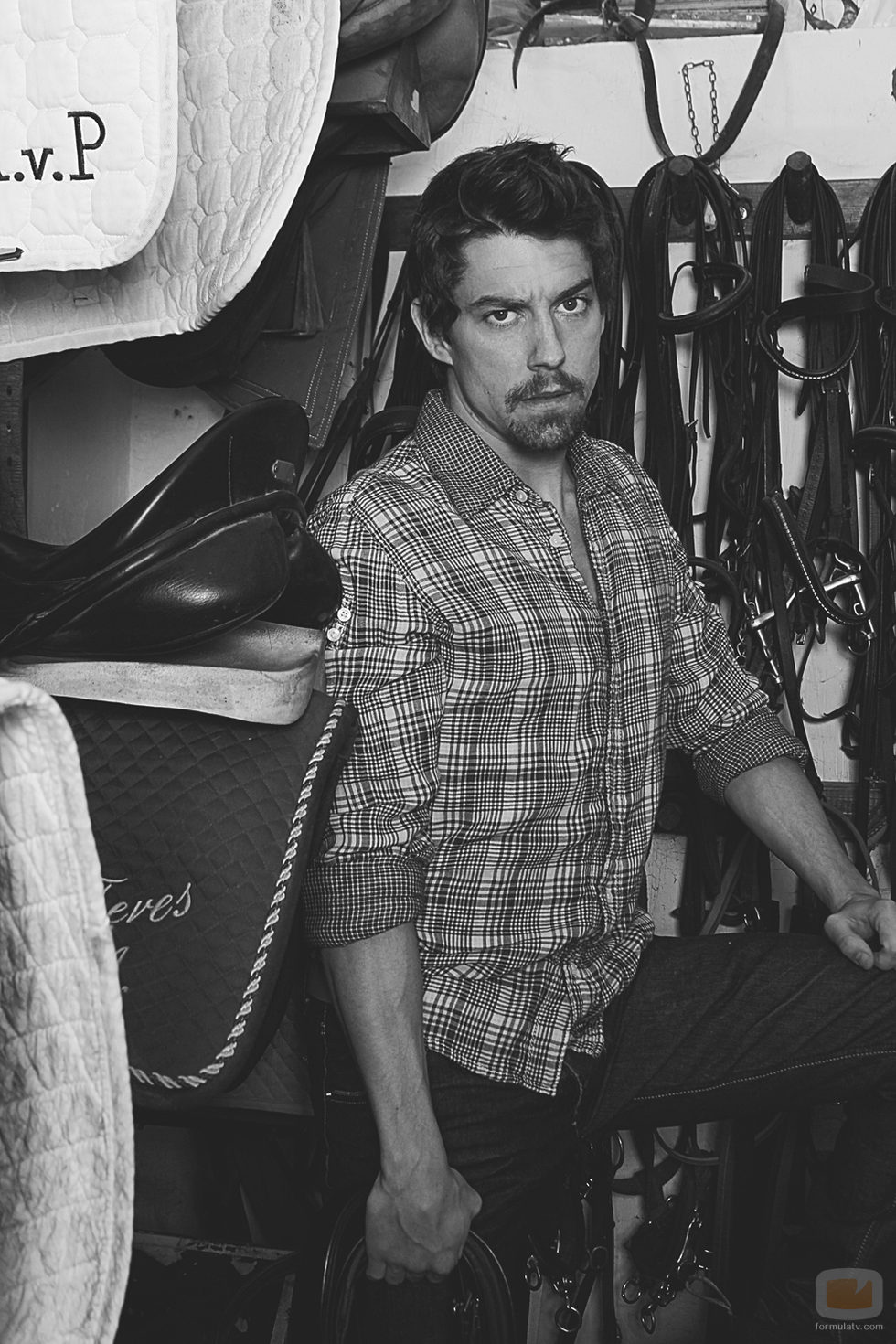 Adrián Lastra sujeta la montura del caballo