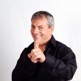 El presentador Carlos Sobera sonríe a cámara