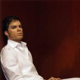 Michael C. Hall posa para una imagen promocional de la serie 'Dexter'