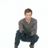 Michael C. Hall posa con guantes de latex