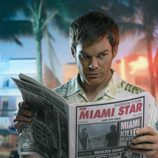 Michael C. Hall lee el periódico