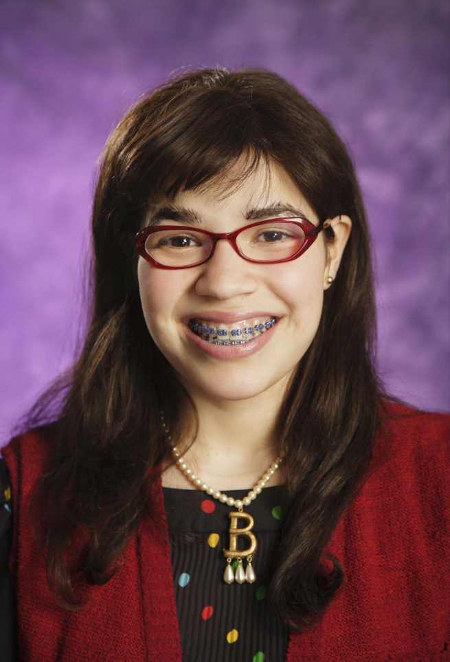 America Ferrera da vida a Betty en la ficción 'Ugly Betty'