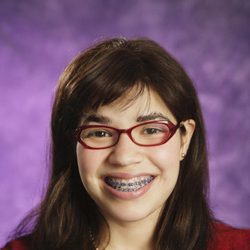 America Ferrera da vida a Betty en la ficción 'Ugly Betty'