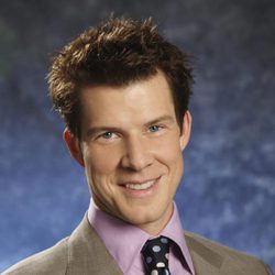 Eric Mabius en una foto promocional de 'Ugly Betty'