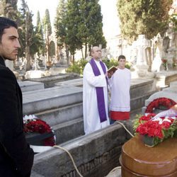 Miguel Ángel Silvestre en un entierro
