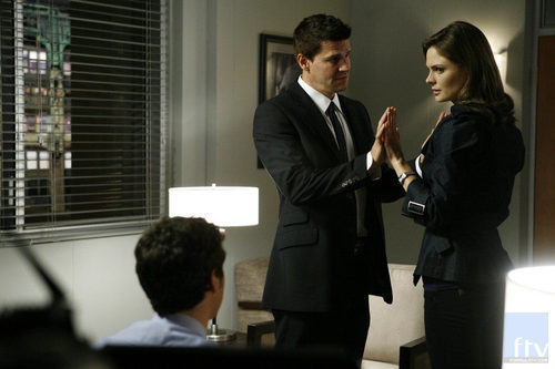 Booth y Brennan se tocan las manos en 'Bones'