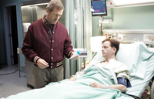 Gregory House examina a un paciente