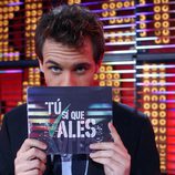 Christian Gálvez en pose misteriosa, posa con la tarjeta de 'Tú sí que vales'