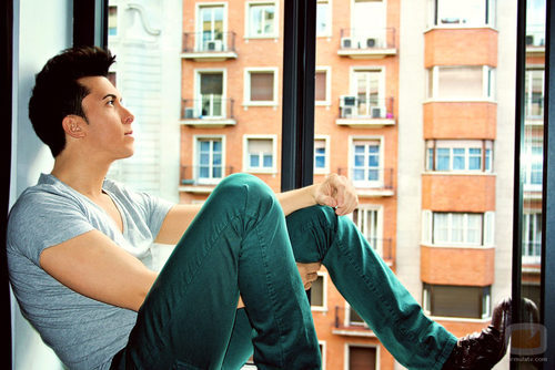 Omar Suárez sentado en una ventana