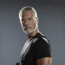 Stephen Lang es Nathaniel Taylor en 'Terra Nova'