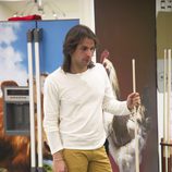 Pepe Flores juega al billar