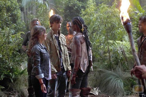 Allison Miller y Landon Liboironrn en 'Terra Nova'
