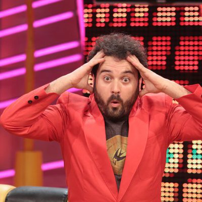 Miguel Martín con su chaqueta roja en 'Otra movida'