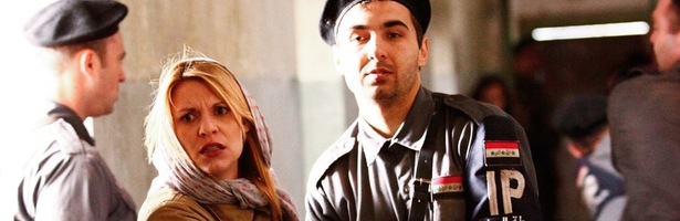 Claire Danes con un guardia de Irak