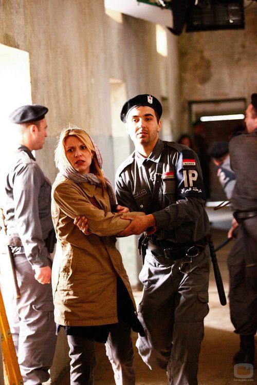 Claire Danes con un guardia de Irak