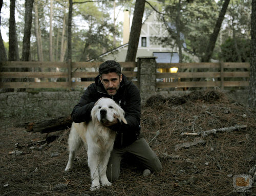 Leonardo Sbaraglia con un perro en 'Luna, el misterio de Calenda'