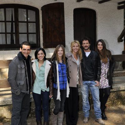 Los actores de 'Luna, el misterio de Calenda' posan durante la presentación de la serie