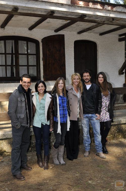 Los actores de 'Luna, el misterio de Calenda' posan durante la presentación de la serie