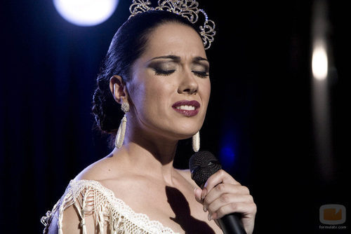 Isabel Pantoja (Eva Marciel) canta en 'Mi Gitana'