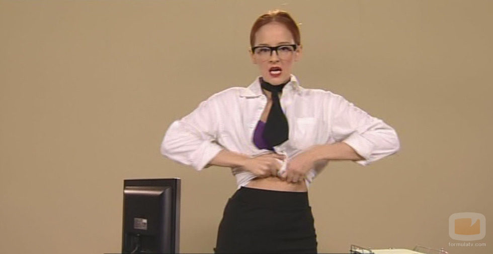 La Lore se sube la camisa