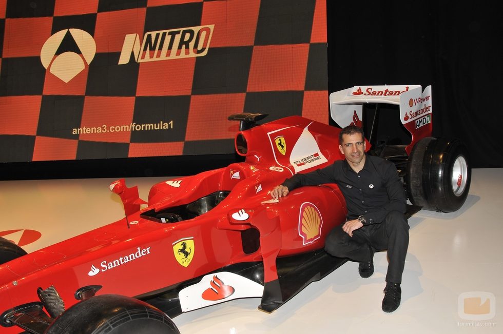 El probador de Ferrari, Marc Gené posa junto al ferrari