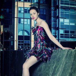 Freya Mavon posa de morena para Overlay Magazine