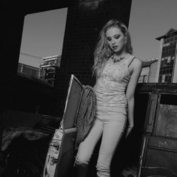 Fotografía en blanco y negro de la actriz Freya Mavon