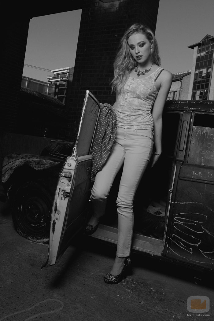 Fotografía en blanco y negro de la actriz Freya Mavon