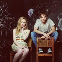 Freya Mavon y Sam Jackson en unas sillas de madera