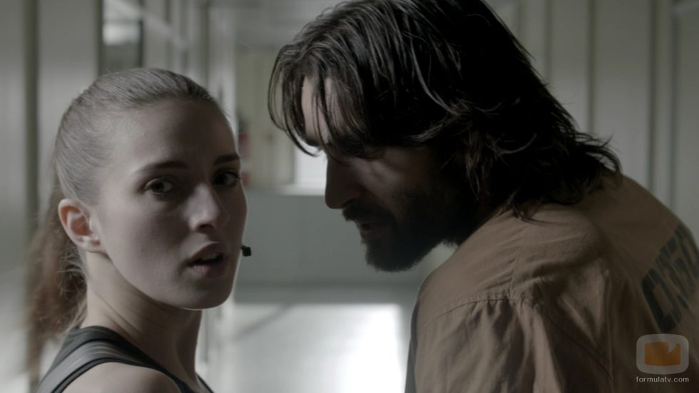 Daniel mira fijamente a Anna