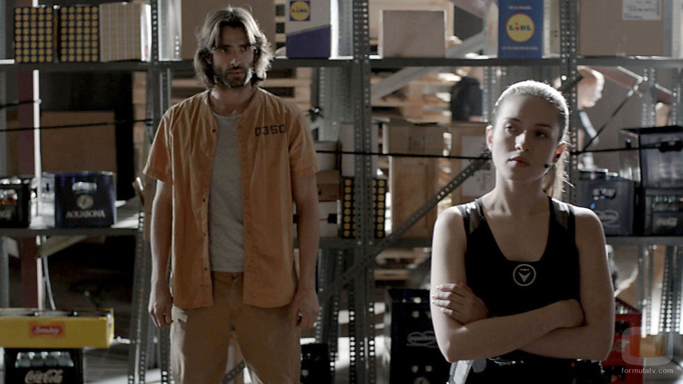 Daniel mira a Anna desde sus espaldas