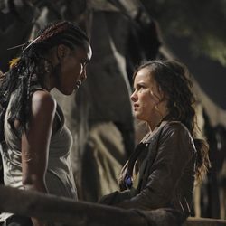 Skye y Mira en una escena de 'Terra Nova'