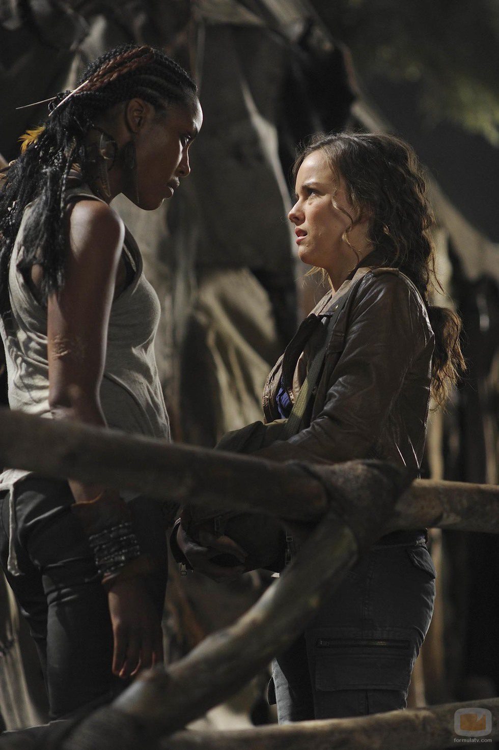 Skye y Mira en una escena de 'Terra Nova'