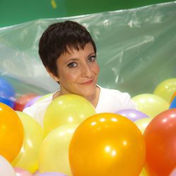 Eva Hache rodeada de globos para celebrar el aniversario de laSexta