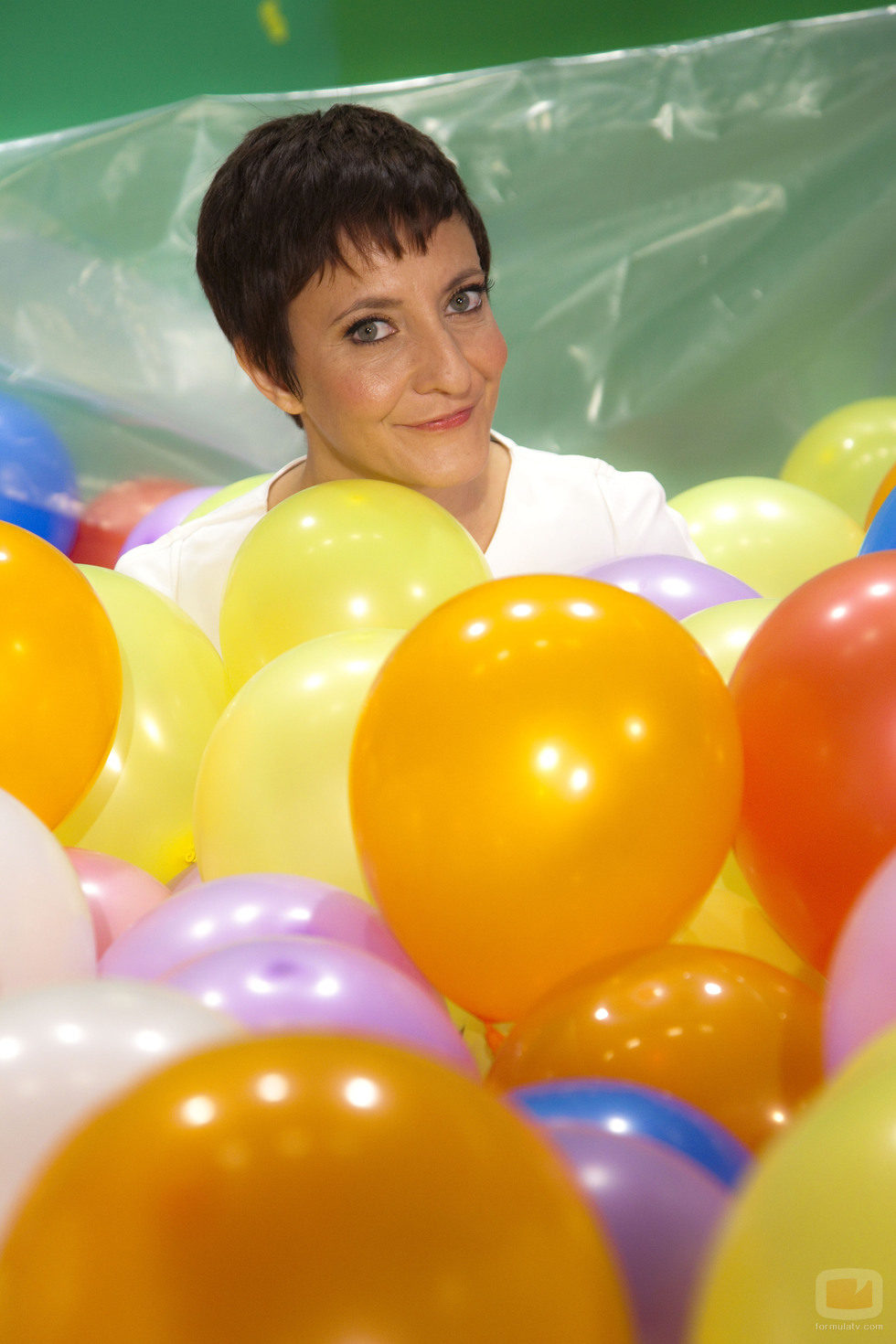 Eva Hache rodeada de globos para celebrar el aniversario de laSexta