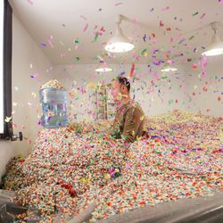 Pedro García Aguado rodeado de confeti