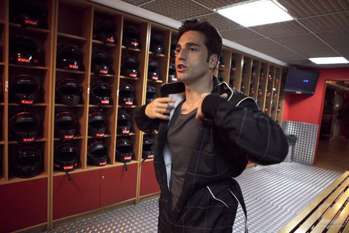 David Bustamante se prepara para conducir un Kart