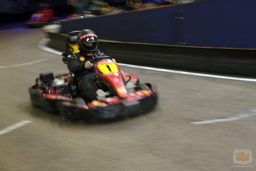 David Bustamante conduciendo uno de los karts