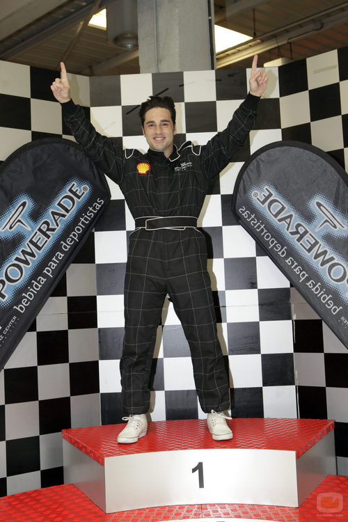 Bustamante alza sus brazos 