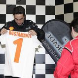 David Bustamante mira su camiseta